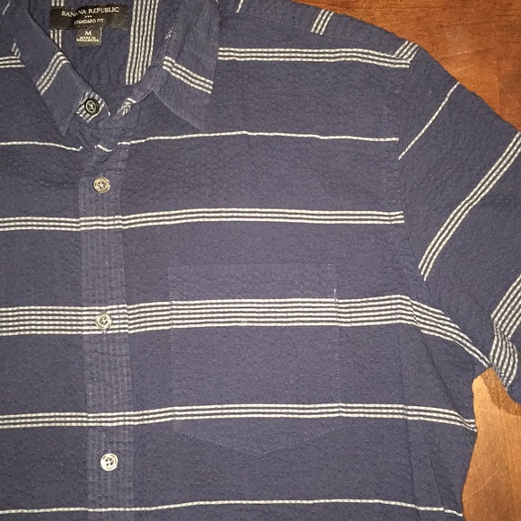Banana Republic Short-Sleeve Button-Down - Picture 3 of 3